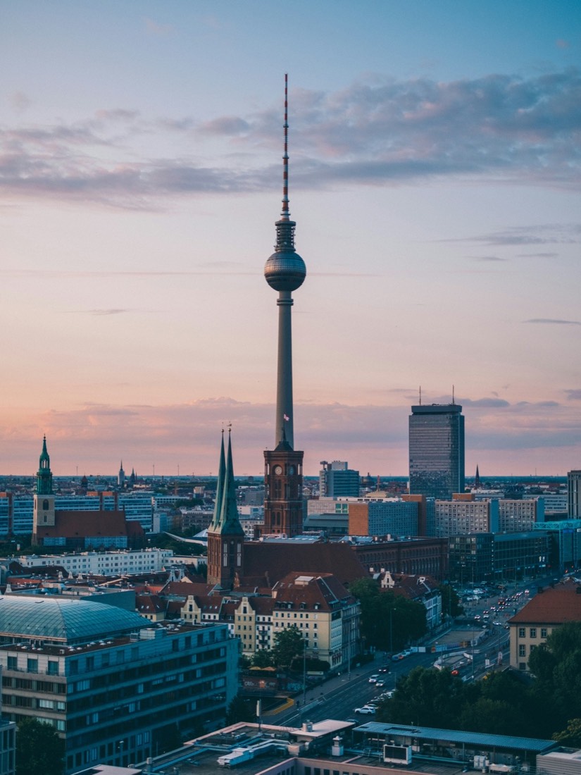 Berliner Skyline mit Fernsehturm bei Sonnenuntergang